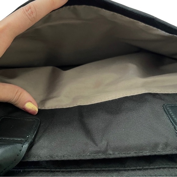 SKIP HOP Multifunction Large Crossbody Shoulder Diaper Bag in Black - Picture 4 of 11